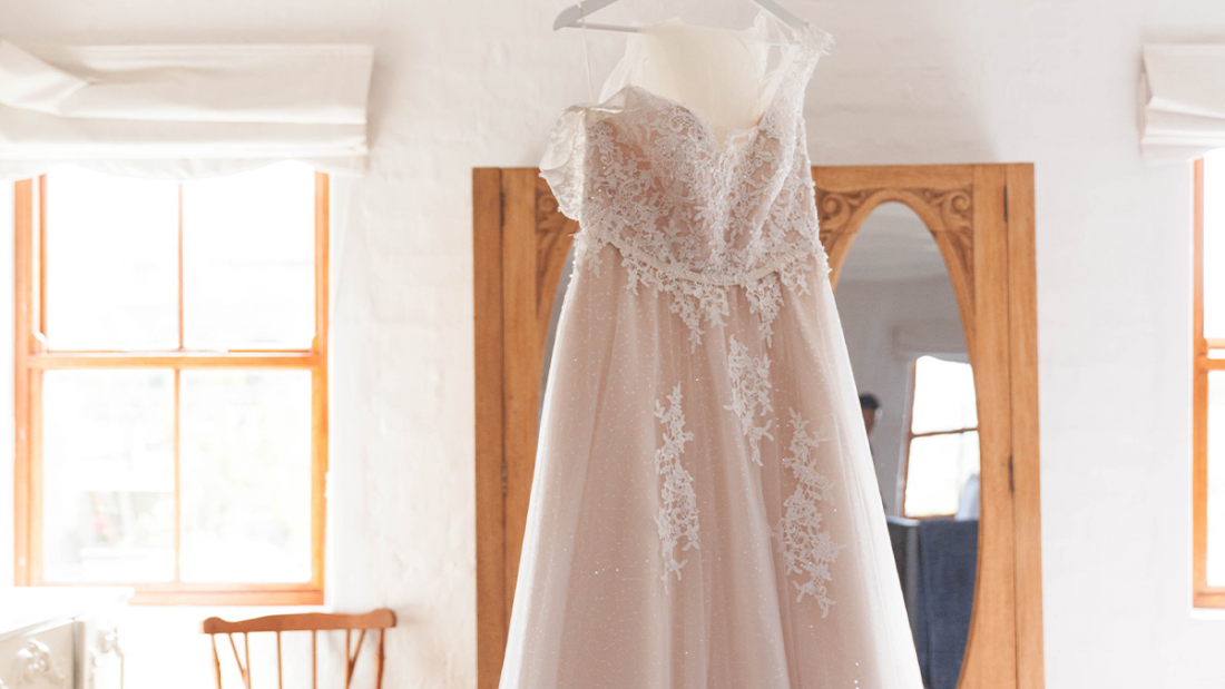 свадебное платье в персиковом оттенке
