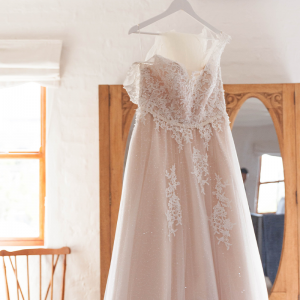 свадебное платье в персиковом оттенке